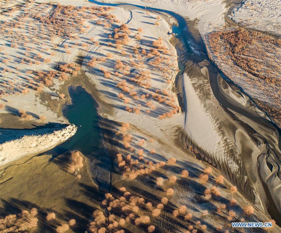 Paisaje a lo largo del río Yarlung Zangbo en el Tíbet