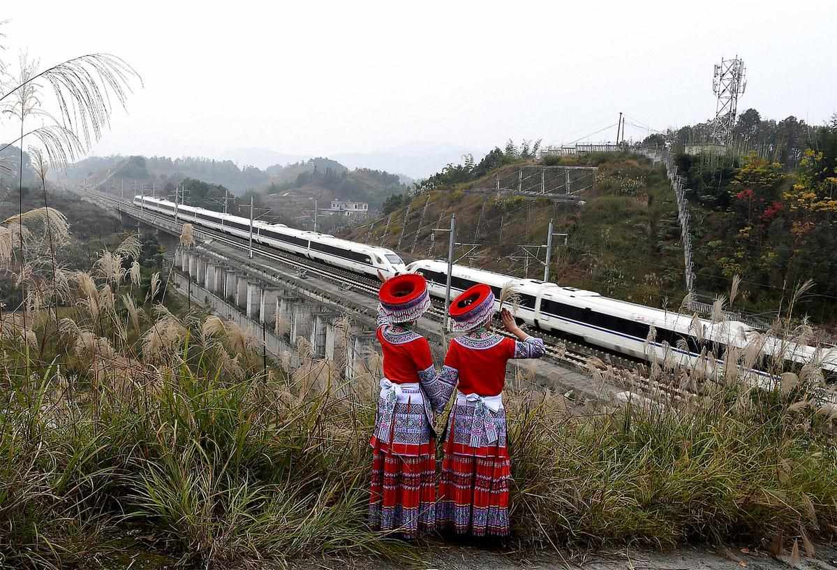 Nuevo ferrocarril de alta velocidad reduce el tiempo del viaje Guiyang-Chengdu