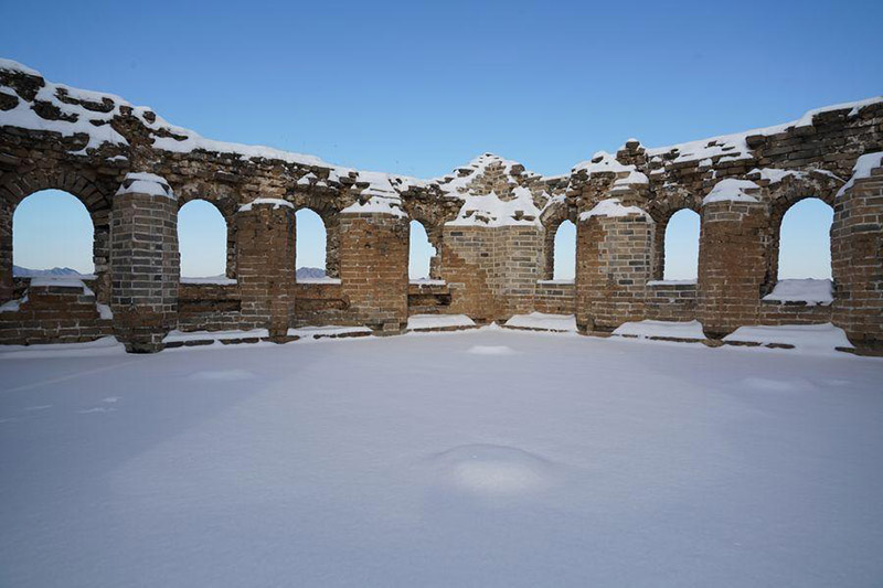 La Gran Muralla de Jinshanling, en el condado de Luanping, provincia de Hebei, se convirtió en un paraíso invernal después de la nieve caída el 17 de diciembre de 2019. (Foto proporcionada a Xinhua)