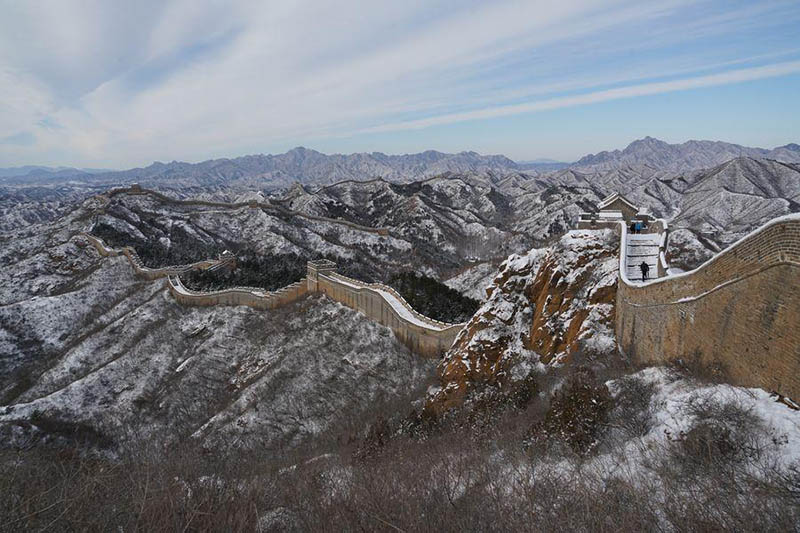 Esta foto del 17 de diciembre de 2019 muestra la Gran Muralla de Jinshanling, en el condado de Luanping, provincia de Hebei, cubierta con un manto blanco y crujiente de nieve después de la fuerte nevada caída recientemente. (Foto proporcionada a Xinhua)