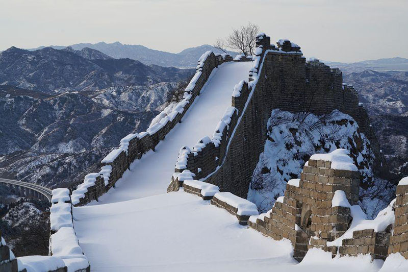 Un grueso manto de nieve sobre la Gran Muralla de Jinshanling, en el condado de Luanping, provincia de Hebei, el 17 de diciembre de 2019. (Foto proporcionada a Xinhua)