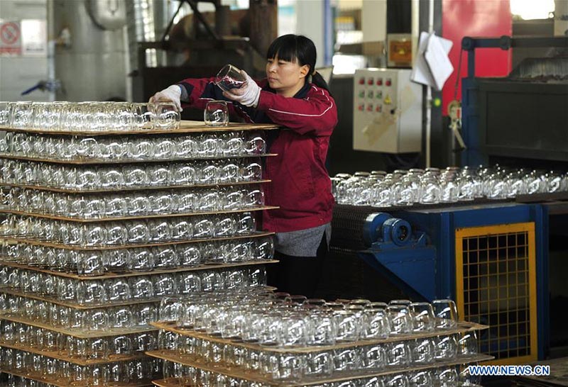 Una trabajadora coloca las copas de vidrio en el Museo del Vidrio en la ciudad de Hejian, provincia de Hebei, en el norte de China, el 18 de diciembre de 2019. 