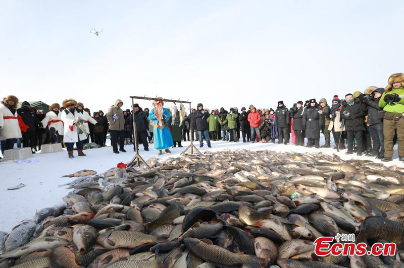 Se celebran actividades de pesca en hielo en el lago Nuogan de Mongolia Interior