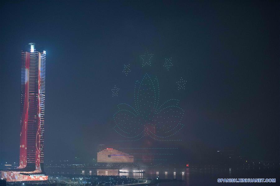 Macao y Zhuhai realizan espectáculo de fuegos artificiales para celebrar el 20º aniversario del retorno de Macao a la patria