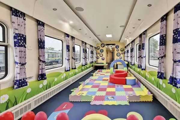 El vagón temático para niños tiene sofás, mobiliario infantil e instalaciones recreativas. [Foto / cuenta de WeChat de CRRC]