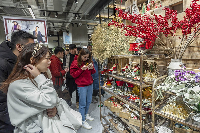 Los consumidores observan los artículos navideños en la tienda insignia mundial de la marca "niko and ..." en Shanghai, el 21 de diciembre de 2019. [Foto / Xinhua]