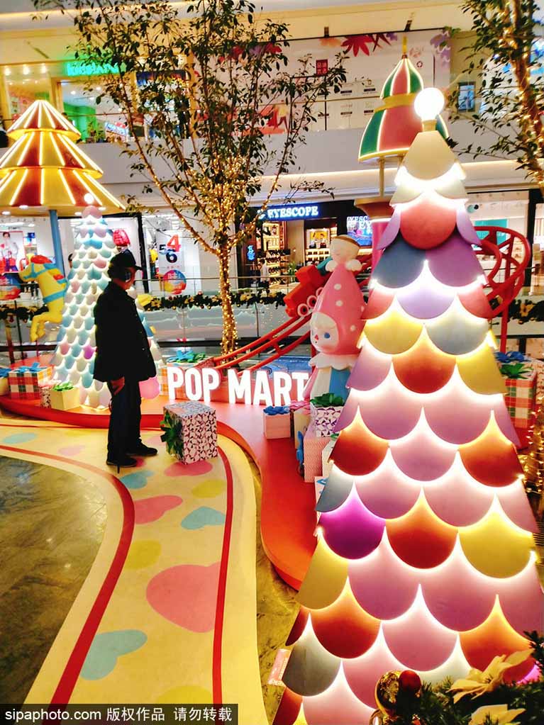 Los centros comerciales se preparan para la Navidad en Shanghai, el 22 de diciembre de 2019. [Foto / Sipa]