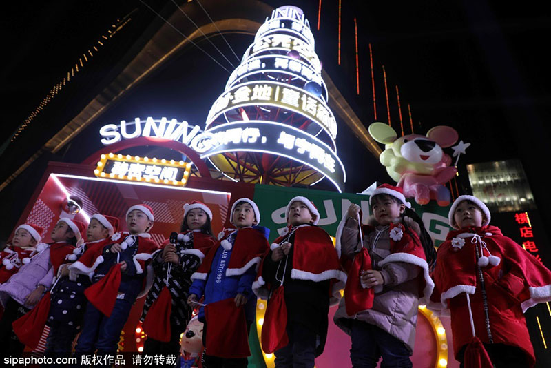 Ceremonia de iluminación del árbol de Navidad en un centro comercial en Wuhu, provincia de Anhui, este de China, el 22 de diciembre de 2019. [Foto / Sipa]