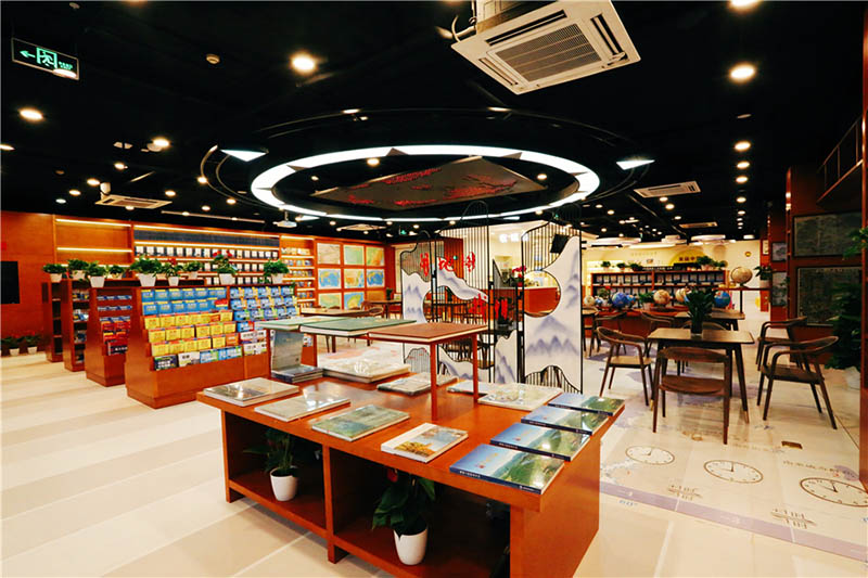 La primera librería de mapas de China abrió en el distrito Shijingshan de Beijing, el 23 de diciembre de 2019. [Foto de Yang Wanli / chinadaily.com.cn]