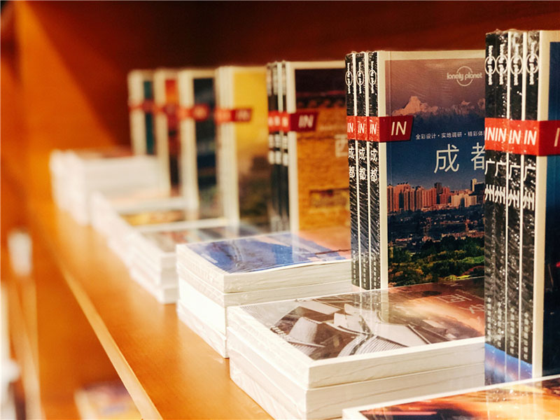 Una vista interior de la primera librería de mapas de China. La librería abrió en el distrito Shijingshan de Beijing, el 23 de diciembre de 2019. [Foto de Yang Wanli / chinadaily.com.cn]