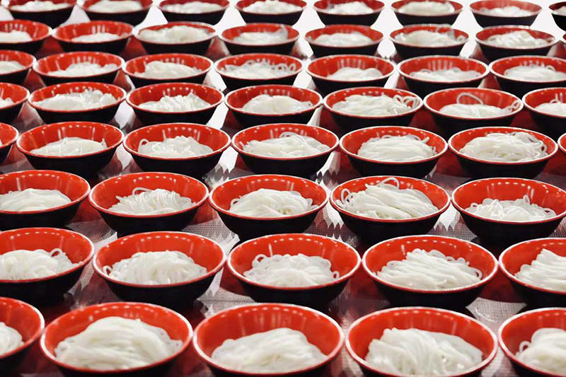 Tazones de fideos de arroz. [Foto proporcionada a chinadaily.com.cn]