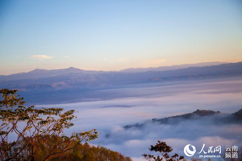 Impresionante mar de nubes sobre la montaña Jingmai en Yunnan