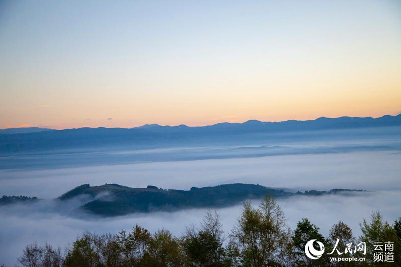 Impresionante mar de nubes sobre la montaña Jingmai en Yunnan