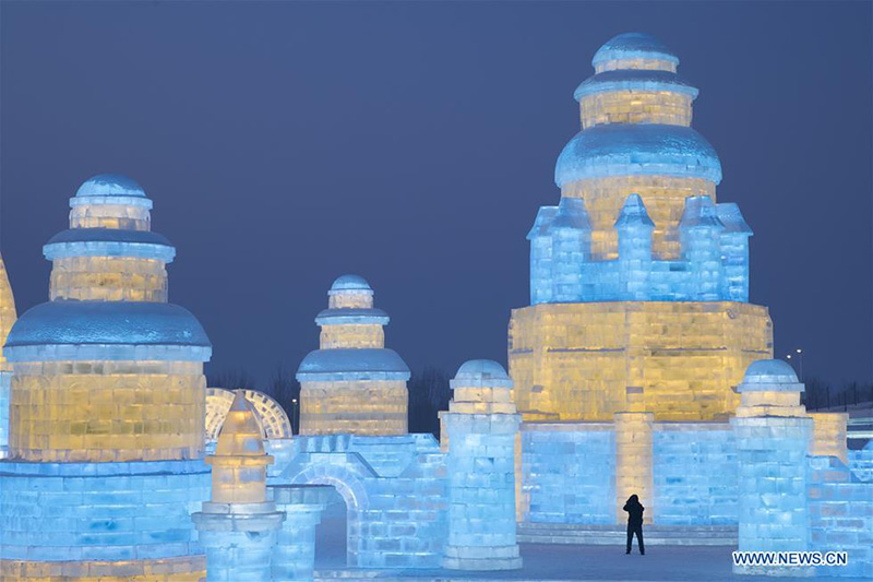 Los turistas visitan la 21ª edición del Mundo de Hielo y Nieve en Harbin