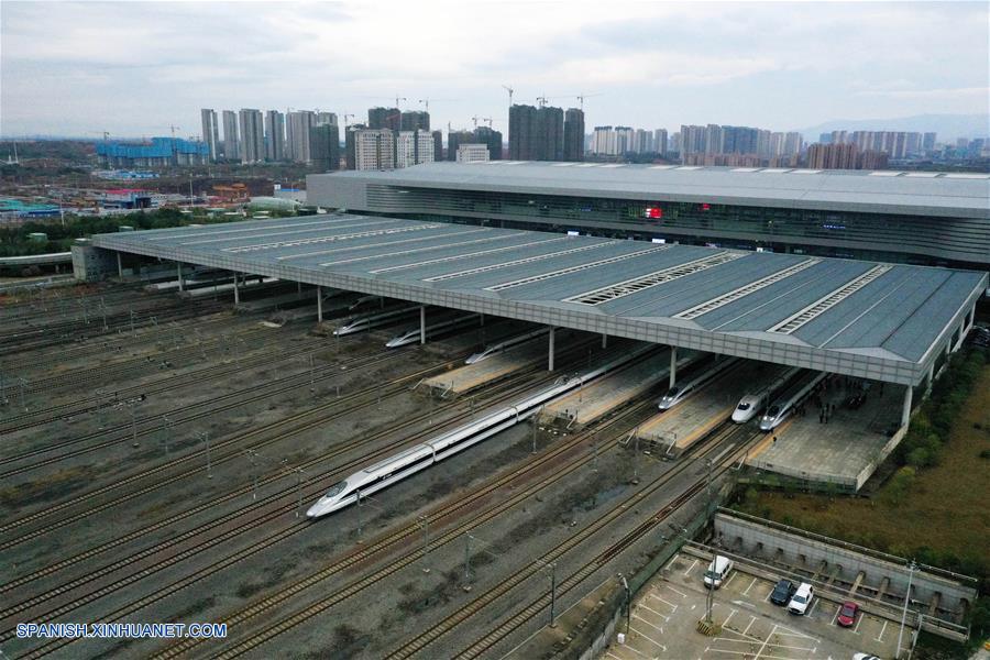 Vista aérea del 26 de diciembre de 2019 del primer tren de alta velocidad G5025 saliendo de la Estación Nanchang Oeste después de la inauguración del ferrocarril de alta velocidad Nanchang-Ganzhou, en Nanchang, capital de la provincia de Jiangxi, en el este de China. Un ferrocarril de alta velocidad inició operaciones el jueves en la provincia china de Jianxi, enlazando la capital provincial Nanchang con la "cuna de la revolución china" Jinggangshan y la zona rica en tierras raras de Ganzhou. La vía de 418 kilómetros de largo está diseñada para una velocidad de 350 km por hora y acorta el antiguo viaje por tren de cuatro horas a menos de dos horas. (Xinhua/Peng Zhaozhi)