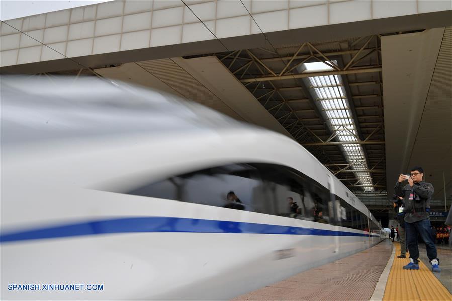 Un tren de alta velocidad G5033, dirigiéndose a la Estación Ganzhou Oeste, sale de la Estación Nanchang Oeste, en Nanchang, capital de la provincia de Jiangxi, en el este de China, el 26 de diciembre de 2019. Un ferrocarril de alta velocidad inició operaciones el jueves en la provincia china de Jianxi, enlazando la capital provincial Nanchang con la "cuna de la revolución china" Jinggangshan y la zona rica en tierras raras de Ganzhou. La vía de 418 kilómetros de largo está diseñada para una velocidad de 350 km por hora y acorta el antiguo viaje por tren de cuatro horas a menos de dos horas. (Xinhua/Peng Zhaozhi)