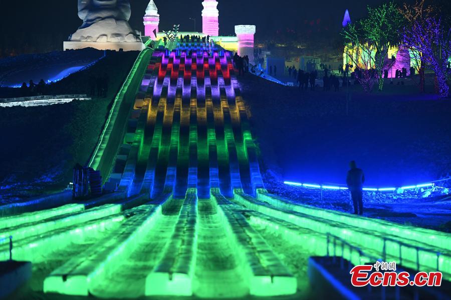 Inauguran un tobogán de hielo de 420 metros de largo en Changchun