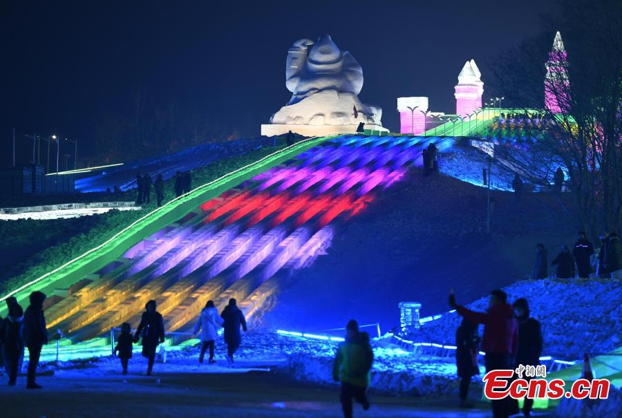 Inauguran un tobogán de hielo de 420 metros de largo en Changchun