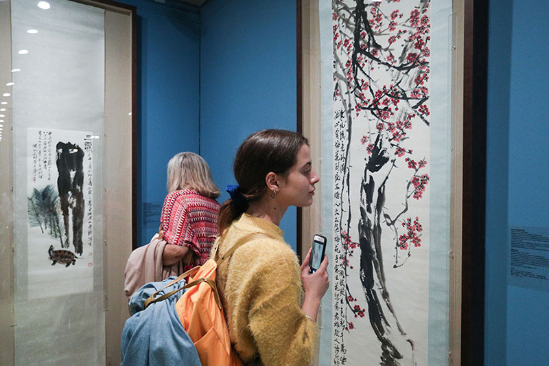 La exposición “Truthful Being of Mysterious Orient” ofrece al público europeo una mirada hacia la estética, espiritualidad y valores fundamentales del arte chino, expresados a través de la obra del maestro Qi Baishi. [Foto: proporcionada a China Daily]