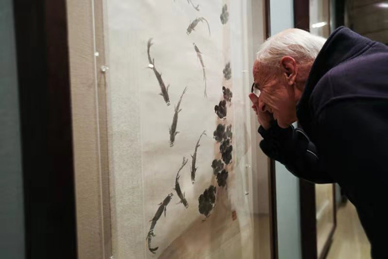 Un visitante contempla una obra de Qi Baishi de la exposición “Truthful Being of Mysterious Orient”, Galería de la Fundación B&M Theocharakis para las Bellas Artes y la Música, Atenas, Grecia. [Foto: proporcionada a China Daily]