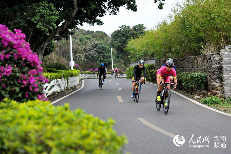 Se celebra el festival cultural de bicicletas al pie de un volcán en Haikou