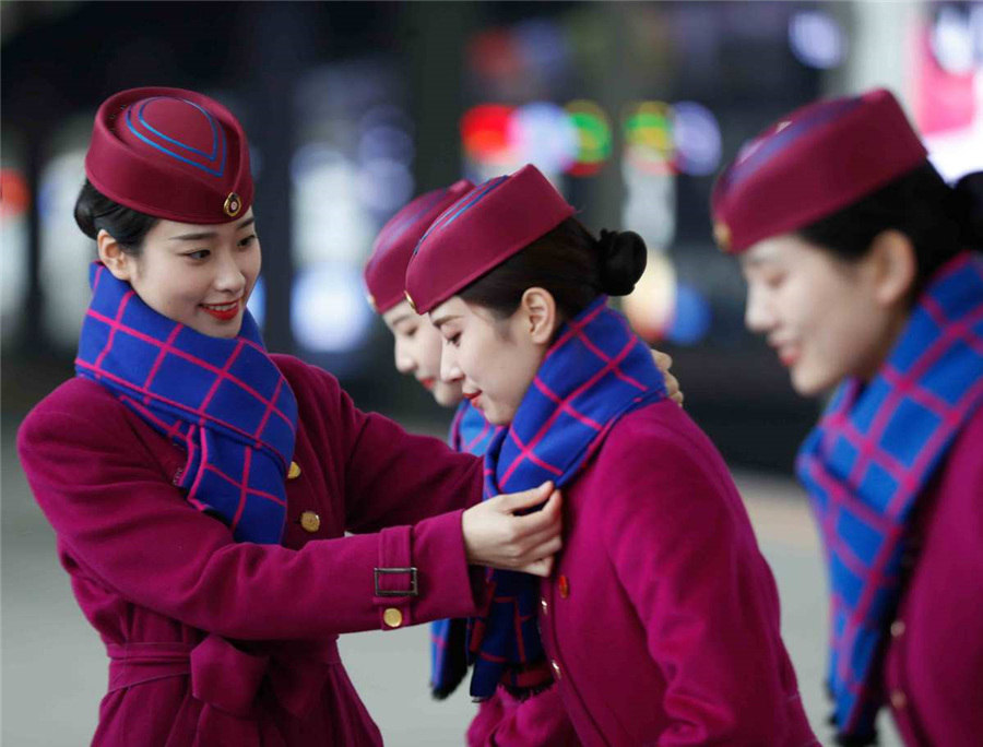 Las jóvenes azafatas de tren participan en una capacitación de etiqueta para el frenesí de viajes durante el Festival de Primavera en Chongqing, el 6 de enero de 2020. [Foto/Xinhua]