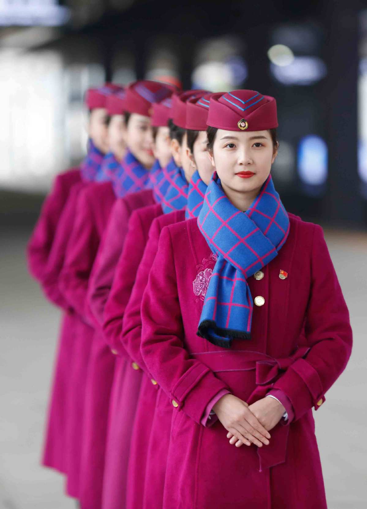 Las jóvenes azafatas de tren se preparan para el frenesí de viajes durante el Festival de Primavera