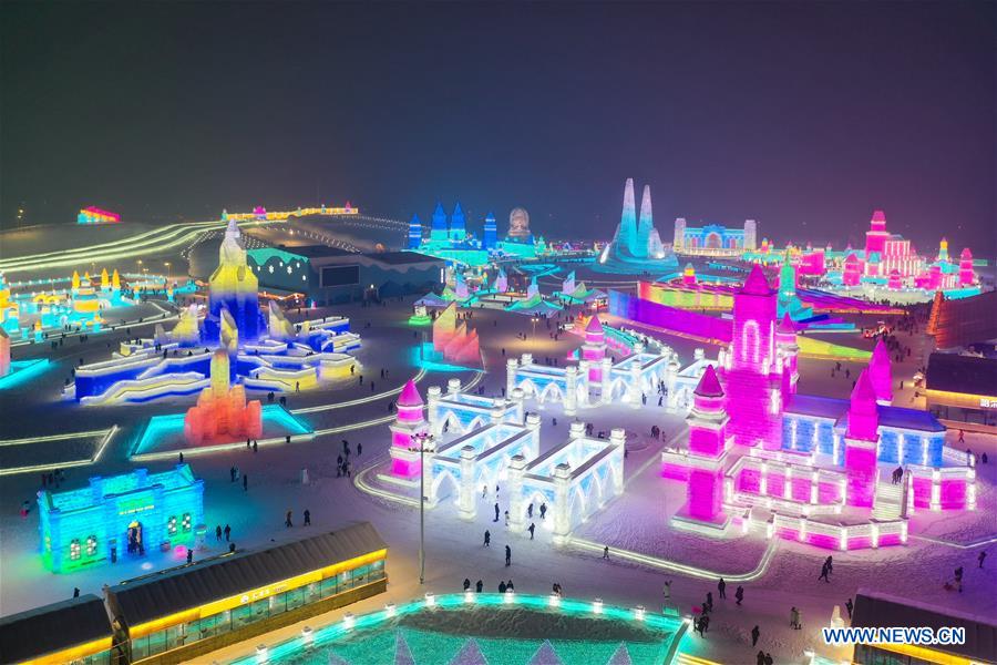 Vista nocturna del XXI Festival del Mundo de Hielo y Nieve de Harbin