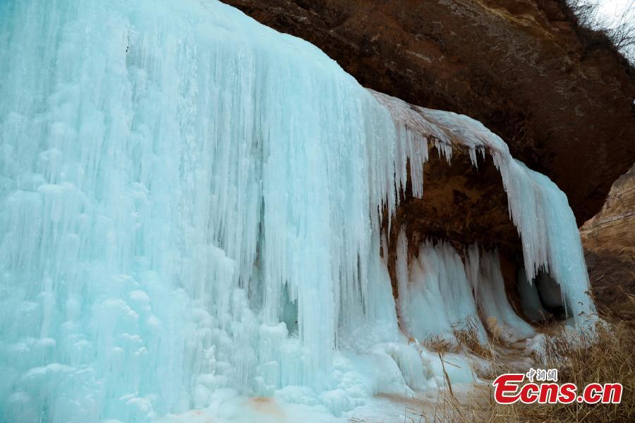 Maravilla natural: cascada de hielo en los acantilados de Xiaojin