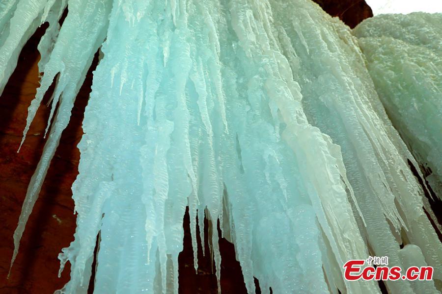 Maravilla natural: cascada de hielo en los acantilados de Xiaojin