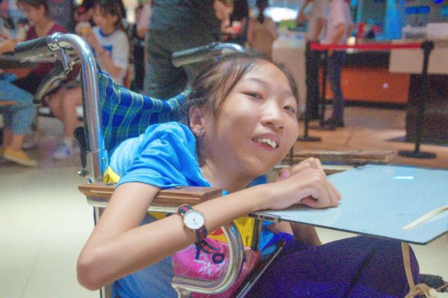 Una niña en silla de ruedas abraza una nueva vida después de ser admitida en la universidad