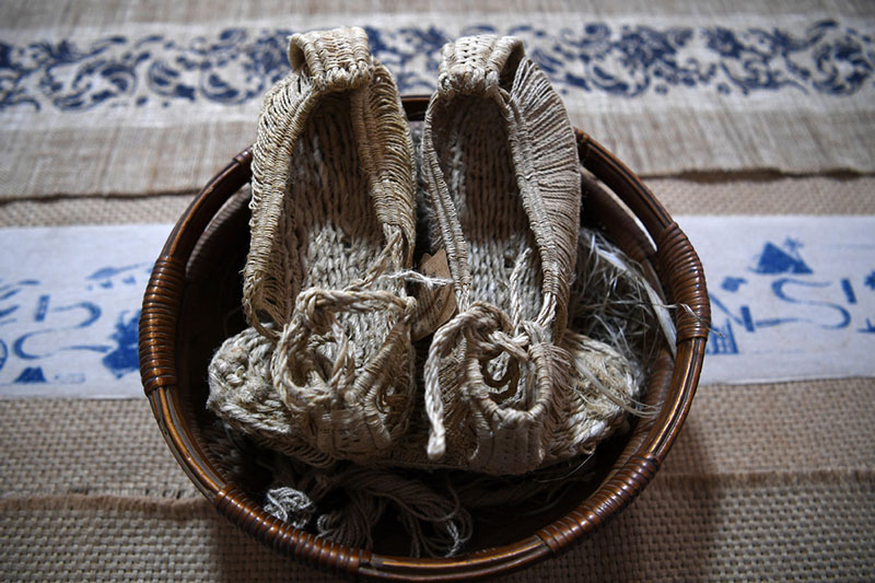 Un par de zapatos tradicionales de cáñamo en el condado Gangu, provincia de Gansu, noroeste de China, el 10 de enero de 2020. [Foto / Xinhua]