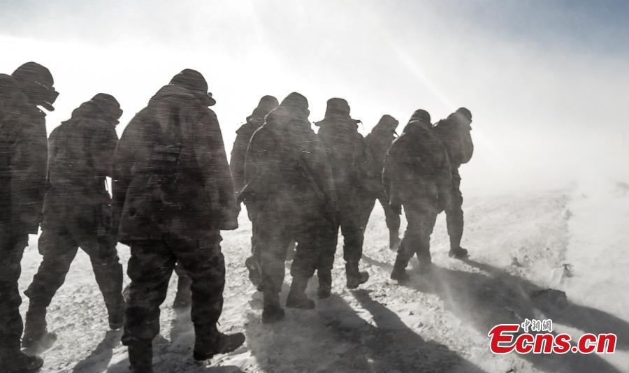 Las tropas fronterizas soportan fuertes vientos y nevadas en el Tíbet