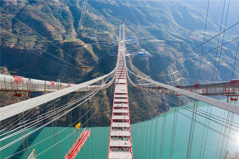 La construcción del puente colgante más grande del mundo, el puente del río Jin'an-Jinsha, finalizó el miércoles en la provincia de Yunnan, suroeste de China, marcando la finalización de la estructura principal del puente, el 15 de enero de 2020. [Foto de Zhang Qinglong para chinadaily.com.cn]