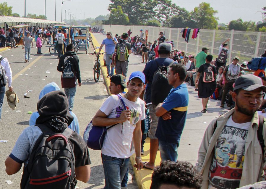 Cientos de migrantes ingresan en caravana a México tras atravesar río en frontera sur