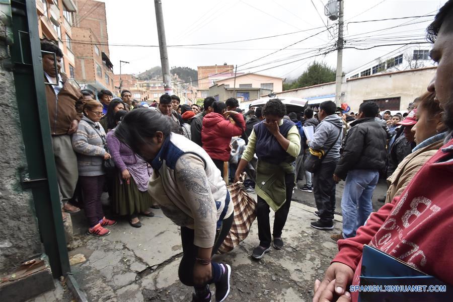  LA PAZ, 31 enero, 2020 (Xinhua) -- Personas trasladan cuerpos de personas fallecidas en el accidente de un autobús, en el mercado de la Asociación Departamental de Productores de Coca, en la ciduad de La Paz, Bolivia, el 31 de enero de 2020. Al menos 15 personas murieron el viernes a consecuencia de la caída a un barranco de un autobús de pasajeros en una carretera del departamento de La Paz, en el oeste de Bolivia, informaron autoridades locales. (Xinhua/Str)