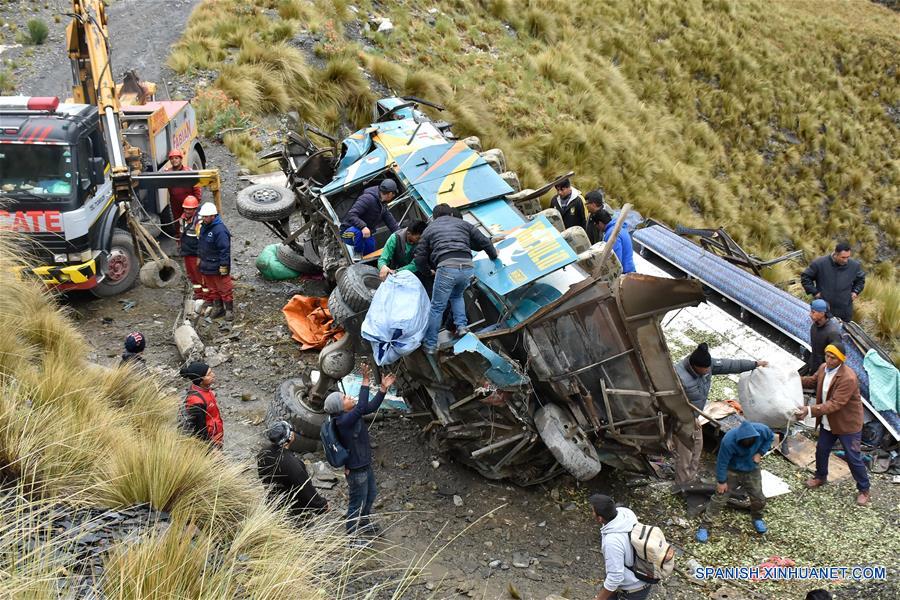  LA PAZ, 31 enero, 2020 (Xinhua) -- Personas y rescatistas trabajan en el lugar en donde se registró el accidente de un autobús, en el departamento de La Paz, Bolivia, el 31 de enero de 2020. Al menos 15 personas murieron el viernes a consecuencia de la caída a un barranco de un autobús de pasajeros en una carretera del departamento de La Paz, en el oeste de Bolivia, informaron autoridades locales. (Xinhua/Str)