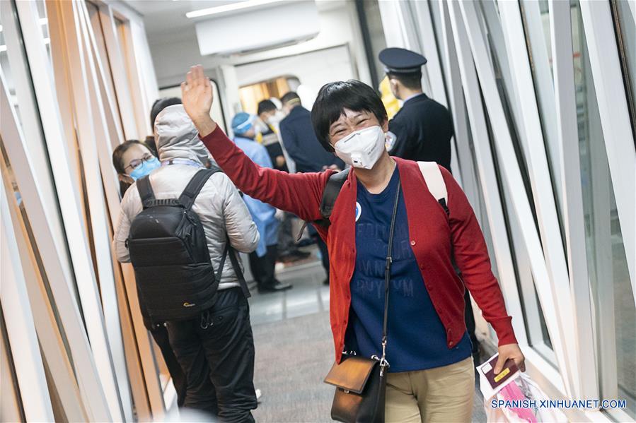 WUHAN, 31 enero, 2020 (Xinhua) -- Una residente de Hubei llega al Aeropuerto Internacional de Tianhe en Wuhan, en la provincia de Hubei, en el centro de China, el 31 de enero de 2020. El primer vuelo chárter enviado por el gobierno chino para traer de vuelta a los residentes de Hubei varados en el extranjero llegó la noche del viernes. El avión despegó de Bangkok, Tailandia, y llegó al Aeropuerto Internacional Tianhe de Wuhan, transportando a 76 residentes de Hubei. (Xinhua/Xiong Qi)