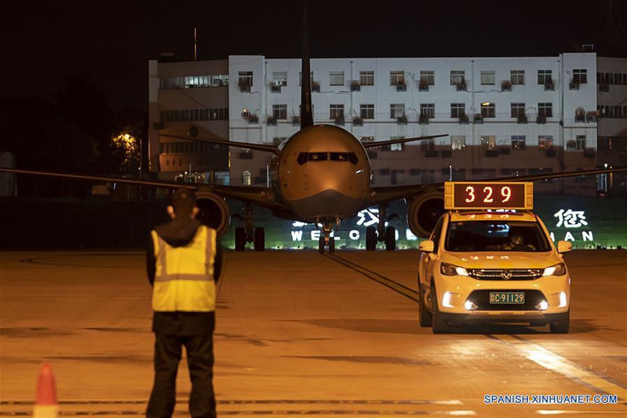 WUHAN, 31 enero, 2020 (Xinhua) -- Imagen del 31 de enero de 2020 de un vuelo chárter en el Aeropuerto Internacional de Tianhe en Wuhan, en la provincia de Hubei, en el centro de China. El primer vuelo chárter enviado por el gobierno chino para traer de vuelta a los residentes de Hubei varados en el extranjero llegó la noche del viernes. El avión despegó de Bangkok, Tailandia, y llegó al Aeropuerto Internacional Tianhe de Wuhan, transportando a 76 residentes de Hubei. (Xinhua/Xiong Qi)