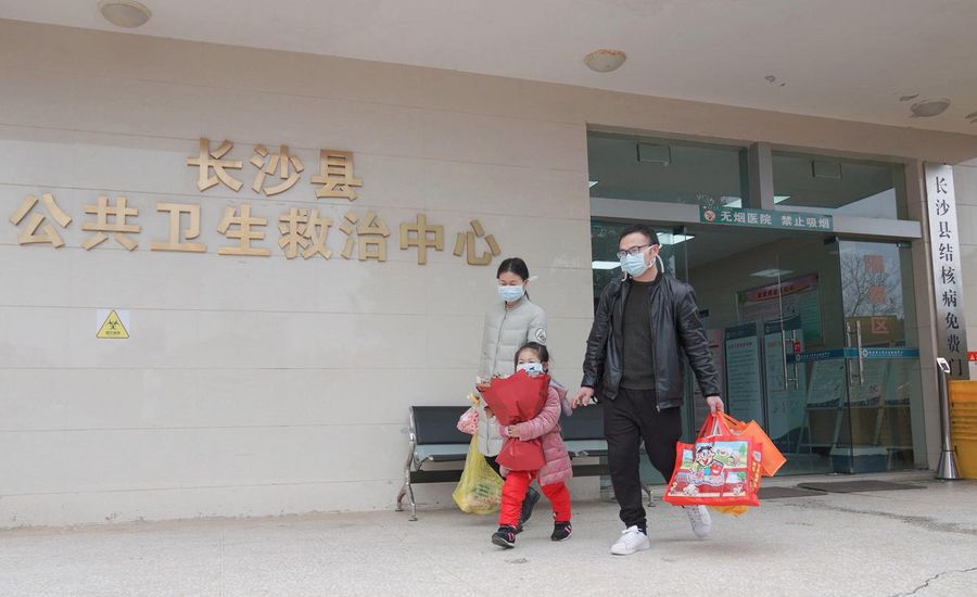 Dados de alta 328 pacientes con coronavirus tras recuperación en China