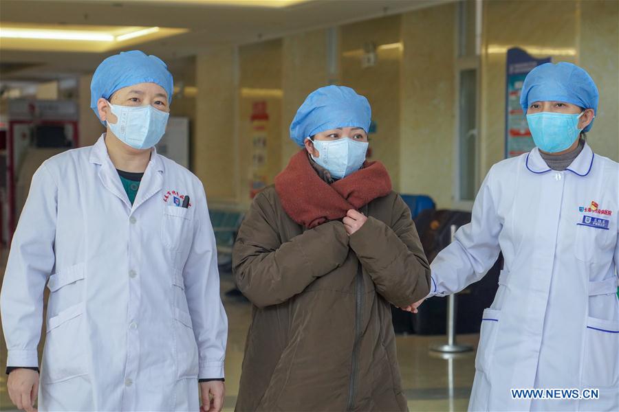 CHANGCHUN, 30 enero, 2020 (Xinhua) -- Una paciente curada (c), acompañada por trabajadores de la salud, sale de una sala en un hospital en Changchun, provincia de Jilin, en el noreste de China, el 30 de enero de 2020. La paciente, quien es el primer caso diagnosticado con la neumonía del nuevo coronavirus (2019-nCoV) en Jilin, fue curada y dada de alta el jueves del hospital. (Xinhua/Zhang Nan)