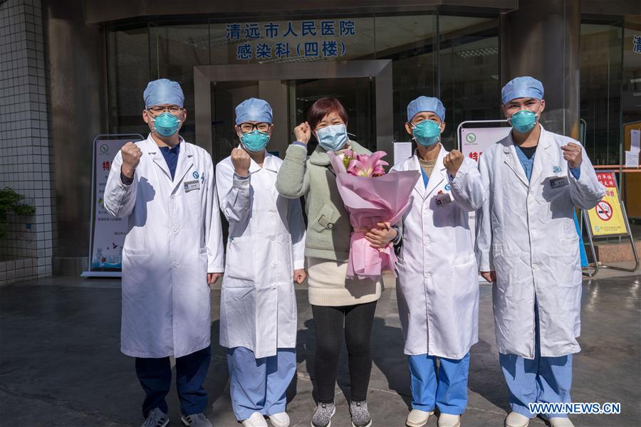 QINGYUAN, 30 enero, 2020 (Xinhua) -- Una paciente curada (c) posa para una fotografía grupal con trabajadores médicos frente a un hospital en Qingyuan, provincia de Guangdong, en el sur de China, el 30 de enero de 2020. La paciente, que fue la primera diagnosticada con naumonía por el nuevo coronavirus (2019-nCoV) en Qingyuan, se recuperó y fue dada de alta del hospital el jueves. (Xinhua/Li Sijing)
