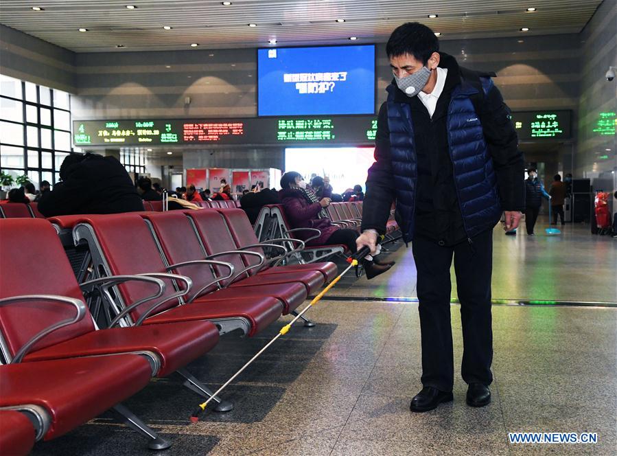 BEIJING, 2 febrero, 2020 (Xinhua) -- Un empleado desinfecta el vestíbulo de la Estación de Ferrocarril Oeste de Beijing, en Beijing, capital de China, el 2 de febrero de 2020. Las autoridades chinas han endurecido las medidas para combatir la epidemia del nuevo coronavirus a medida que el número de personas que salen a carretera y regresan a trabajar aumenta después de las vacaciones del Festival de Primavera. (Xinhua/Ren Chao)