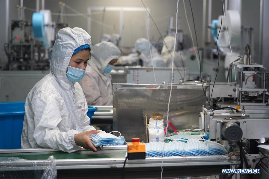 NANCHANG, 2 febrero, 2020 (Xinhua) -- Imagen del 1 de febrero de 2020 de trabajadores fabricando mascarillas en un taller de una compañía en el distrito Jinxian, provincia de Jiangxi, en el este de China. Para ayudar a combatir el brote de neumonía causada por el nuevo coronavirus, los trabajadores de muchas compañías de material médico se apresuraron a trabajar antes de lo previsto. (Xinhua/Wan Xiang)