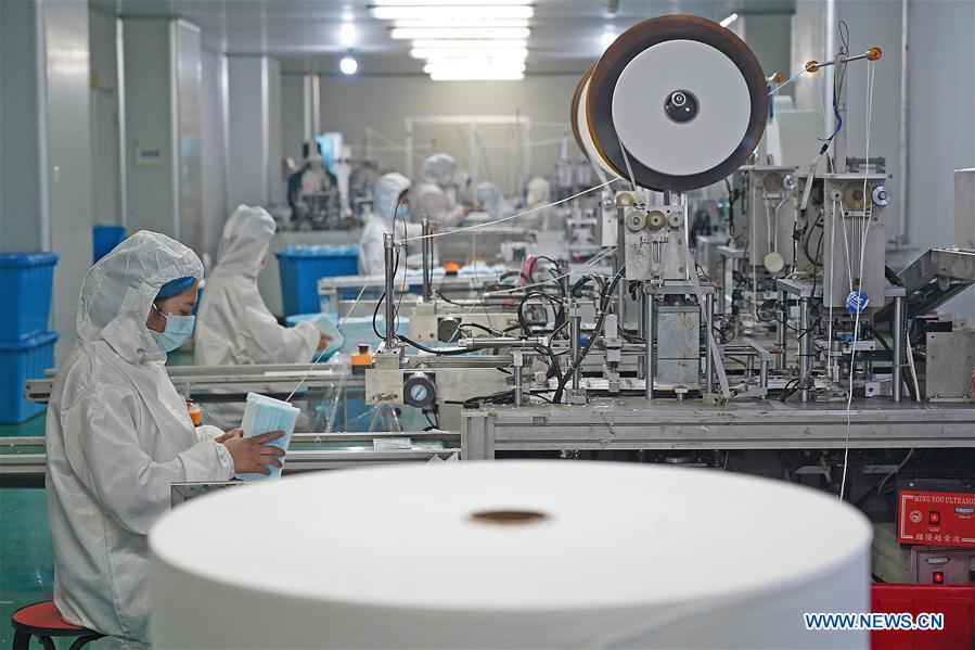 NANCHANG, 2 febrero, 2020 (Xinhua) -- Imagen del 1 de febrero de 2020 de trabajadores fabricando mascarillas en un taller de una compañía en el distrito Jinxian, provincia de Jiangxi, en el este de China. Para ayudar a combatir el brote de neumonía causada por el nuevo coronavirus, los trabajadores de muchas compañías de material médico se apresuraron a trabajar antes de lo previsto. (Xinhua/Wan Xiang)