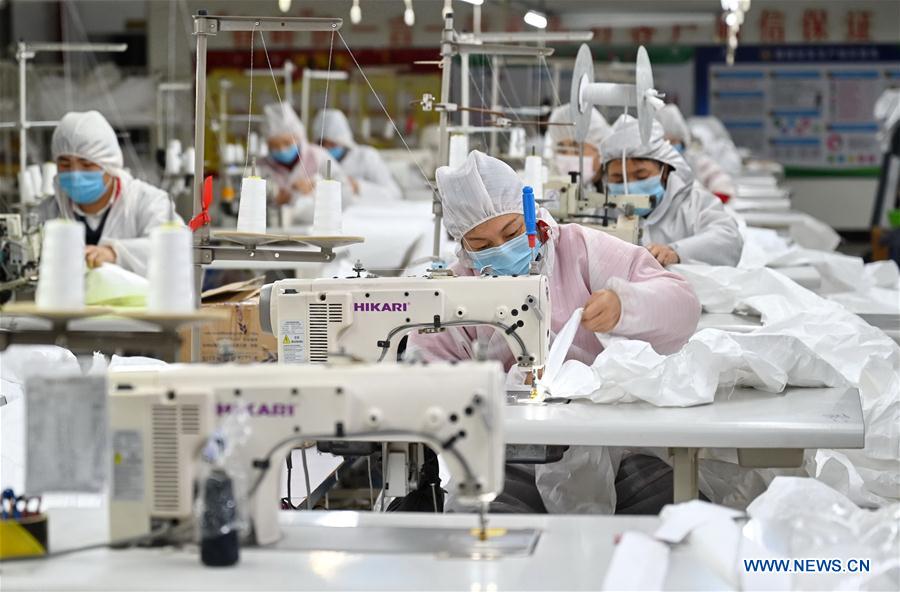 FUZHOU, 2 febrero, 2020 (Xinhua) -- Personas fabrican trajes protectores en un taller de una compañía en Fuzhou, provincia de Fujian, en el sureste de China, el 2 de febrero de 2020. Para ayudar a combatir el brote de neumonía causada por el nuevo coronavirus, los trabajadores de muchas compañías de material médico se apresuraron a trabajar antes de lo previsto. (Xinhua/Lin Shanchuan)