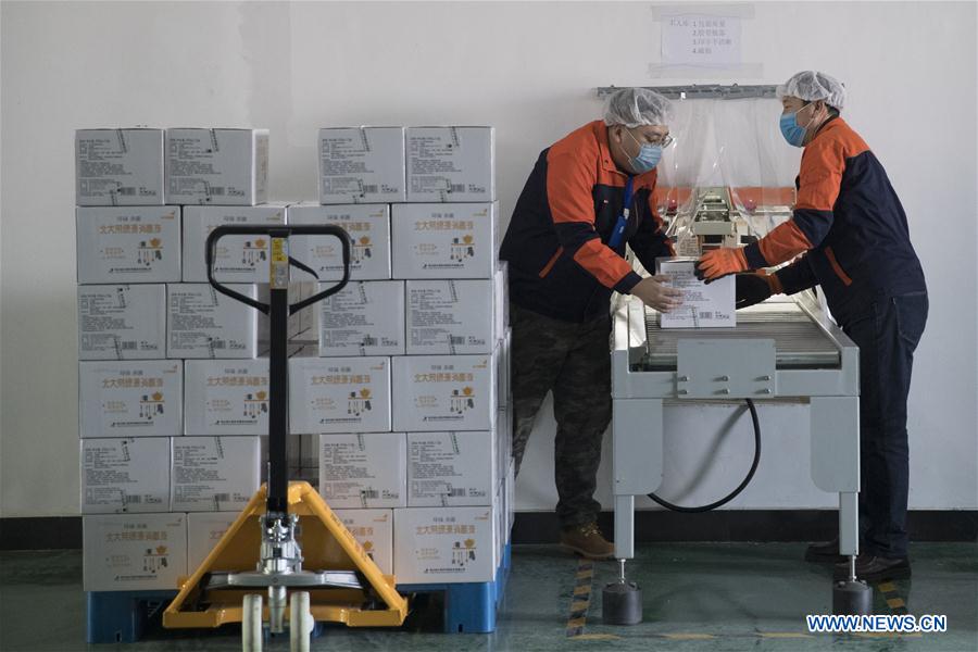 HARBIN, 31 enero, 2020 (Xinhua) -- Trabajadores transpotan desinfectante empacado en un taller de producción de una empresa en Harbin, Heilongjiang, en el noreste de China, el 31 de enero de 2020. Con el fin de ayudar a combatir el brote de neumonía causada por el nuevo coronavirus, varias empresas en Heilongjiang que fabrican productos de protección y desinfección han instado a sus empleados a elaborar estos productos a plena capacidad, para garantizar un suministro estable para el personal médico y los ciudadanos. (Xinhua/Zhang Tao)