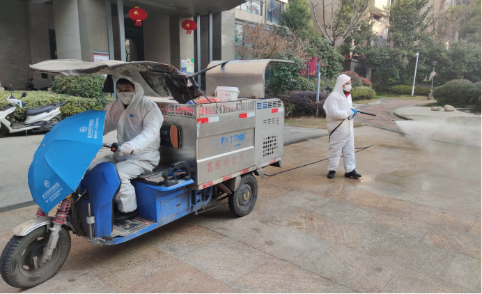 En la mañana del 31 de enero de 2020, trabajadores de saneamiento de Wuhan, provincia de Hubei, realizaron trabajos de esterilización y desinfección en el barrio Sanjinhuadu de la ciudad. (Li Changlin / vip.people.com.cn)