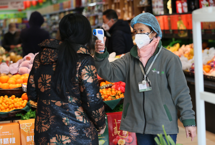 El 31 de enero de 2020, el séptimo día del primer mes del calendario lunar, muchos ciudadanos fueron al supermercado a comprar comida. Para evitar la propagación de la nueva neumonía por coronavirus, en la entrada del supermercado Zhongbai de la calle Huiji en Hankou, el personal comprobó la temperatura de los clientes que entraban en el supermercado. (Zhou Guoqiang / vip.people.com.cn)