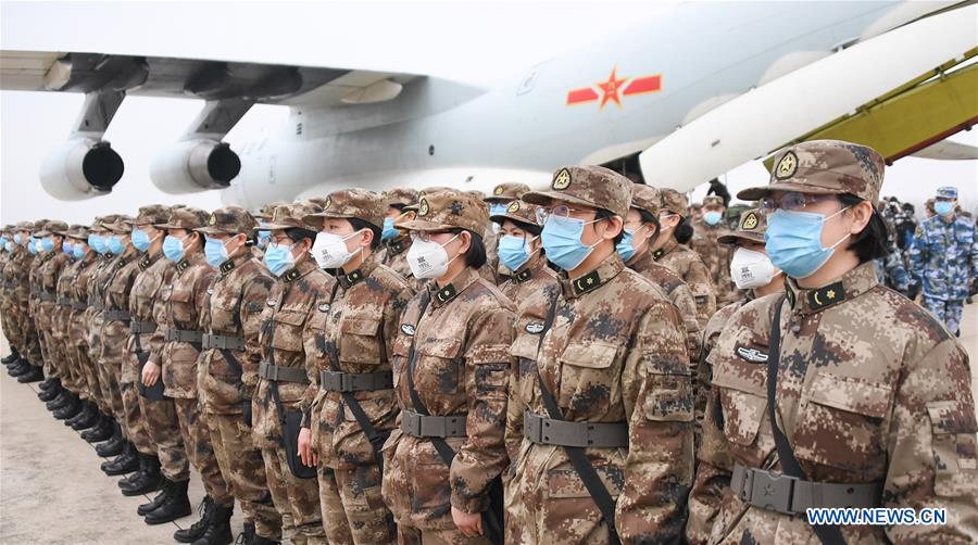 Personal médico militar trasladado en avión por ocho grandes aviones de transporte de la fuerza aérea del Ejército Popular de Liberación, llega al Aeropuerto Internacional Tianhe en Wuhan, provincia de Hubei, en el centro de China, el 2 de febrero de 2020. (Xinhua/Cheng Min)